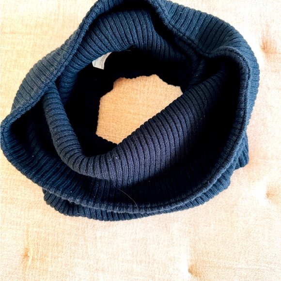 Free (Aritzia) infinity scarf - Picture 6 of 6